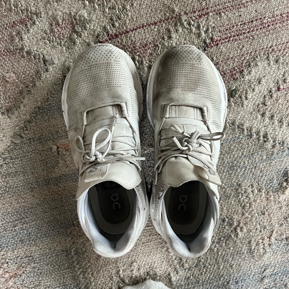 On Cloud cloudnova size 8 (worn needs bleach)